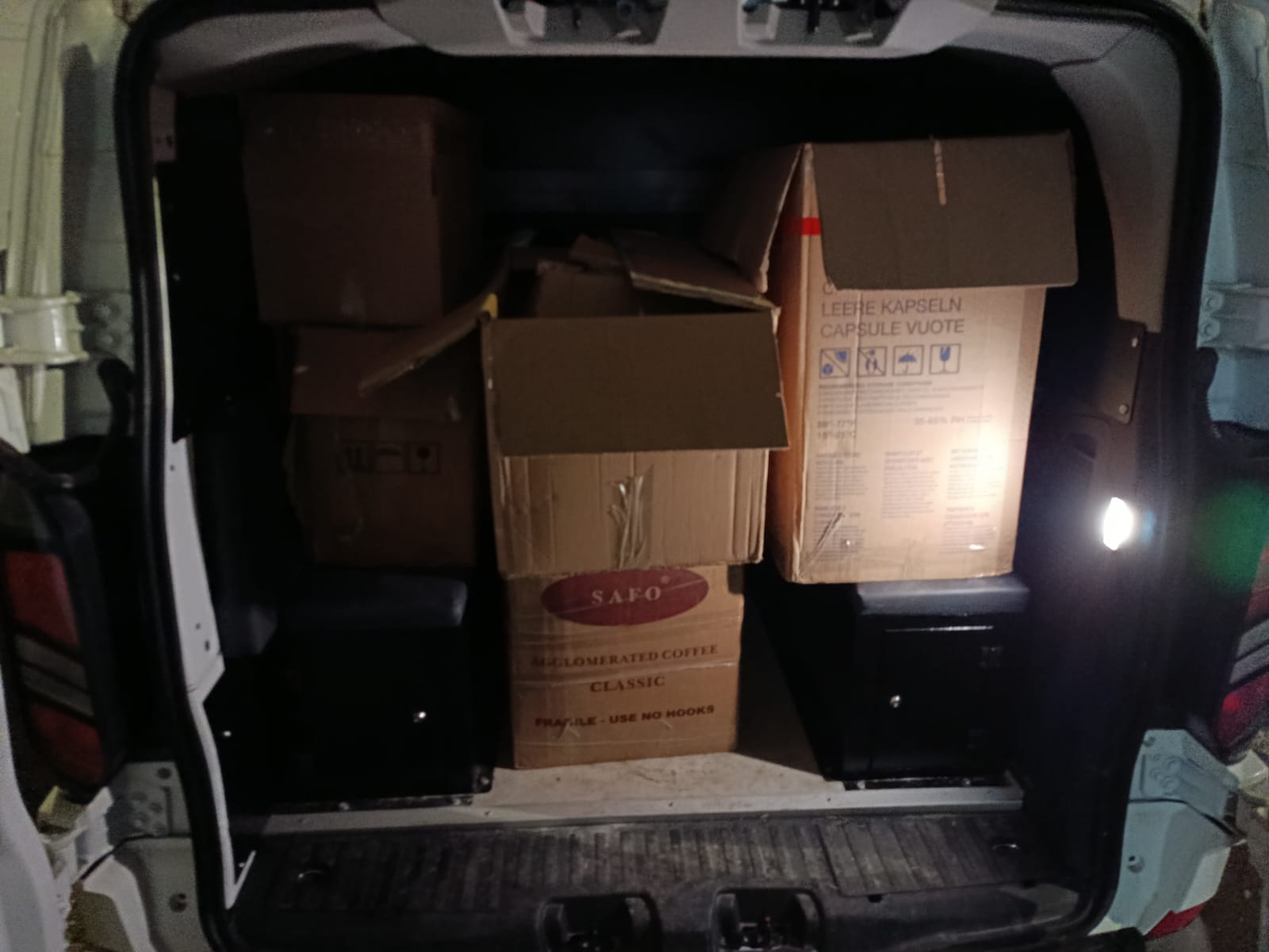 Edirne'de kadına şiddet ihbarı üzerine bir minibüsü durduran polis ekipleri, araçta ve sürücünün deposunda yaptığı aramada piyasa değeri 3 milyon TL olan uyuşturucu madde ve kaçak ürün ele geçirdi.